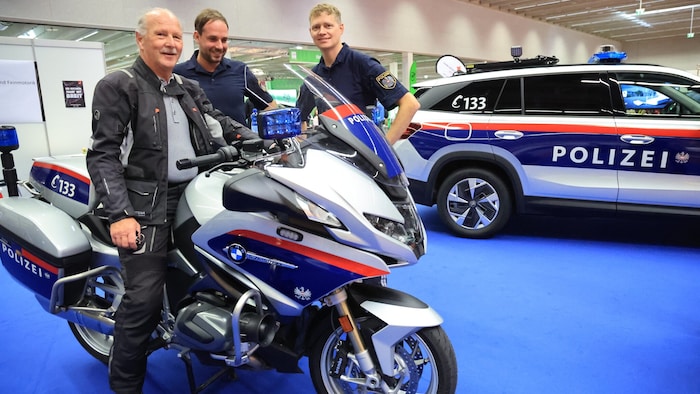 Die Polizei ist mit der Landesverkehrsabteilung vertreten und klärt über die Gefahren von ...