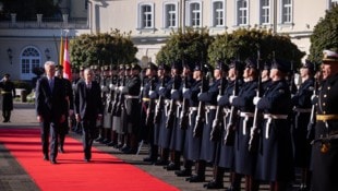 Bundespräsident Van der Bellen (re.) wird von seinem litauischen Amtskollegen Gitanas Nausėda ...