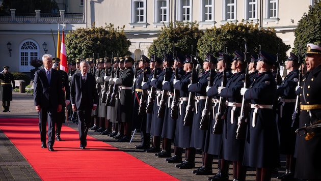 Bundespräsident Van der Bellen (re.) wird von seinem litauischen Amtskollegen Gitanas Nausėda ...