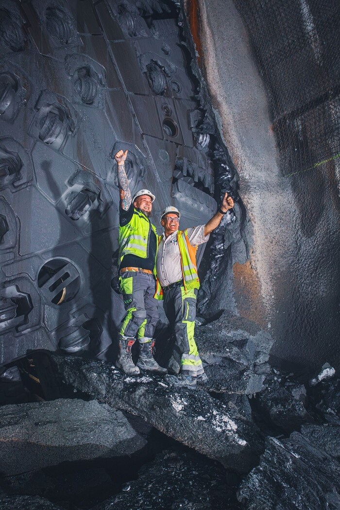 Jubel bei den Mineuren (li.): „Lilia“ hat am Montag den Durchstich geschafft.