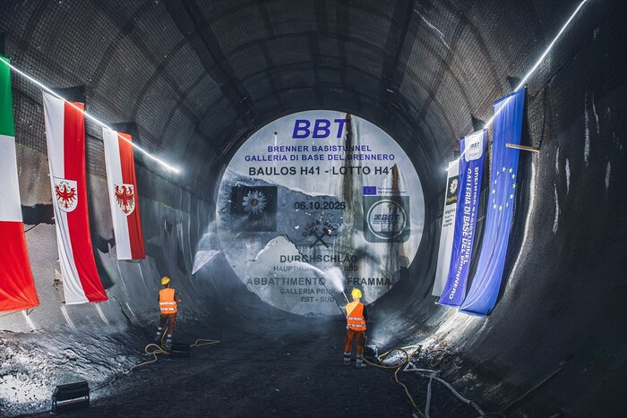 Die Tunnelbohrmaschine machte sich im Mai 2023 aus dem Ahrental auf den Weg, um auf einer Länge ...