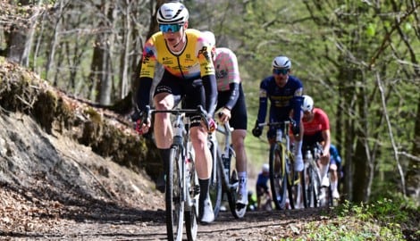 Kilian Feurstein fühlt sich nicht nur auf dem Strassenrad, sondern auch auf dem Gravelbike ...