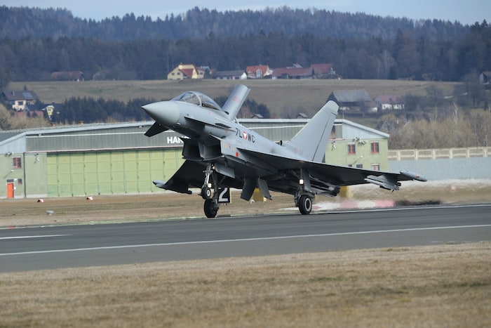 Funkstille im Himmel: Das Bundesheer jagte eine stumme Passagiermaschine.