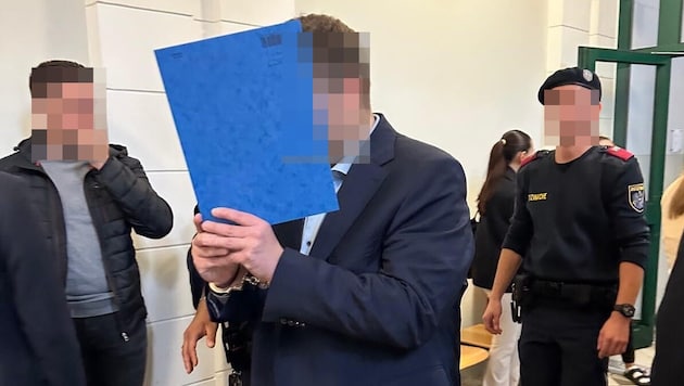 Angeklagter vor Gericht in St. Pölten. Er bekannte sich vollinhaltlich schuldig.