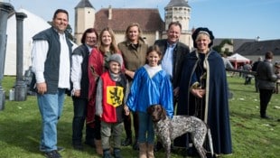Auch die Besitzerfamilie Hoyos (links oben) gratulierte den „Krone“-Burgherren herzlich. An ...