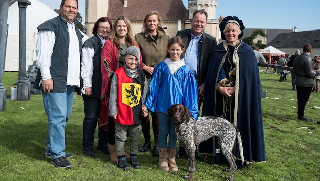 Auch die Besitzerfamilie Hoyos (links oben) gratulierte den „Krone“-Burgherren herzlich. An ...
