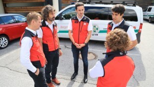 Die aktuelle Landesleitung der Tiroler Bergrettung (links Landesleiter Ekkehard Wimmer) steht ...