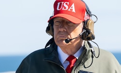 US-Präsident Donald Trump während eines Besuchs auf einem Flugzeugträger Anfang Oktober