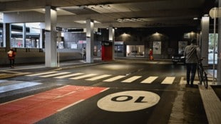 Radfahrer teilen sich mit Bussen und Autos eine Fahrbahn. Das sorgt bei den Pedalrittern für ein ...