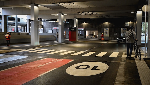 Radfahrer teilen sich mit Bussen und Autos eine Fahrbahn. Das sorgt bei den Pedalrittern für ein ...