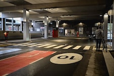 Radfahrer teilen sich mit Bussen und Autos eine Fahrbahn. Das sorgt bei den Pedalrittern für ein ...