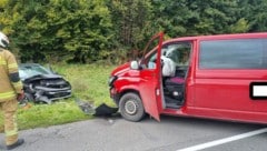 Die zwei Pkw stießen mit voller Geschwindigkeit zusammen. Bremsspuren konnten die Einsatzkräfte ...