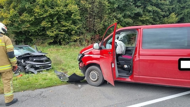Die zwei Pkw stießen mit voller Geschwindigkeit zusammen. Bremsspuren konnten die Einsatzkräfte ...