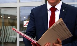 Für Patienten und Mitarbeiter soll sich nichts ändern. Georg Djundja freut sich über das ...