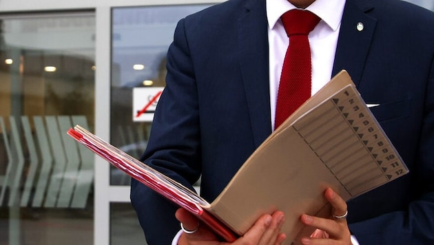 Für Patienten und Mitarbeiter soll sich nichts ändern. Georg Djundja freut sich über das ...