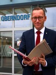 Für Patienten und Mitarbeiter soll sich nichts ändern. Georg Djundja freut sich über das ...