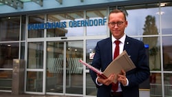 Für Patienten und Mitarbeiter soll sich nichts ändern. Georg Djundja freut sich über das ...