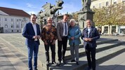 Inspiration am Lindwurm: Künstler Andreas Ganther (Zweiter v.li.) ließ sich von Bürgermeister ...