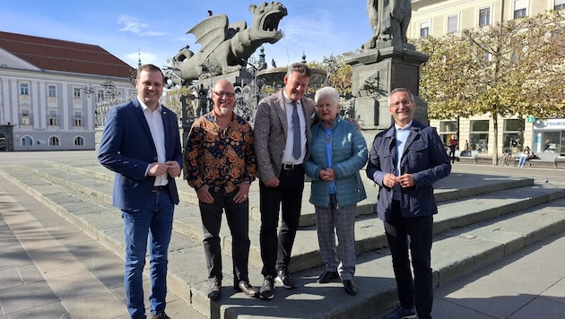 Inspiration am Lindwurm: Künstler Andreas Ganther (Zweiter v.li.) ließ sich von Bürgermeister ...