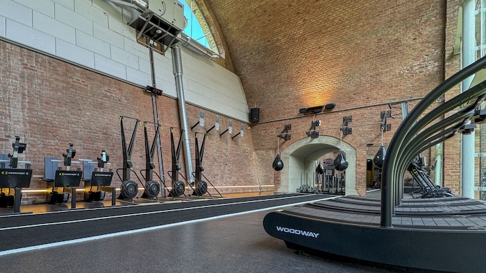 Das CrossFit Arch bietet alles, was man für ein effektives Hyrox-Training braucht.