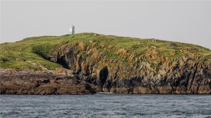 Die Insel erstreckt sich über eine ordentliche Fläche, einschließlich der Felsformation Gasker ...