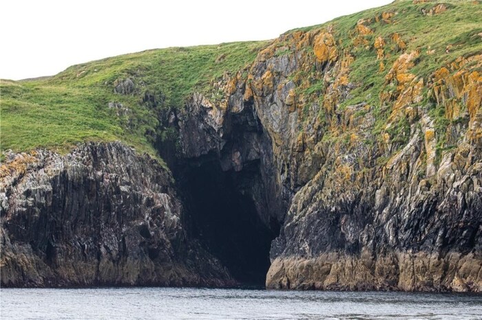 Die Insel begeistert mit einer atemberaubende Landschaft, mit dramatischen Klippen und Buchten.