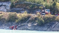 Ein Spezialkran war vonnöten, um das Fahrzeug zu bergen.