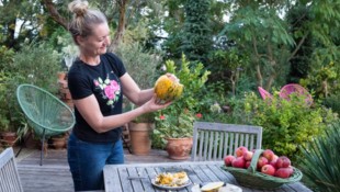 Gartenprofi und Deko-Queen Patrizia Haslinger zeigt vor, wie sie aus einem Kürbis eine hübsche ...