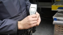 Bei beiden Damen zeigte der Alkomat-Test ein deutliches Ergebnis (Symbolbild)