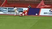 Samuel Asamoah (re.) krachte mit dem Kopf gegen die Bande.