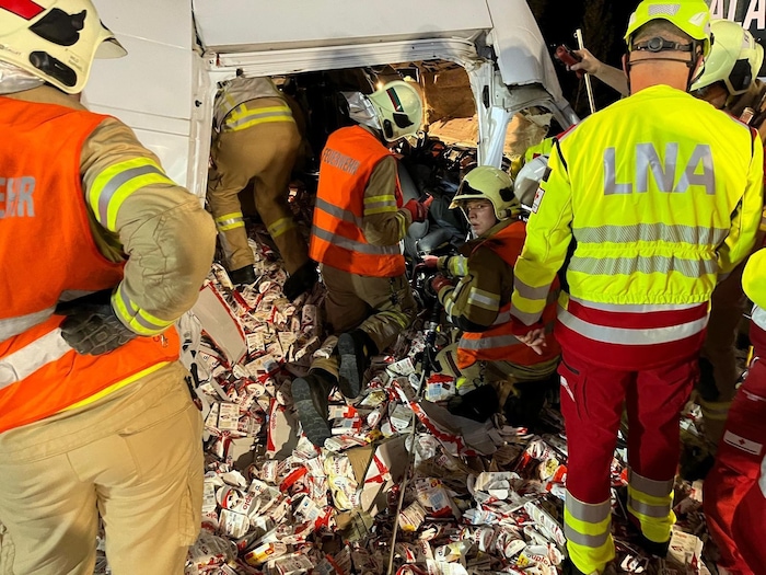 Die Feuerwehrkräfte rückten an, um die Schokolade aus dem Unfallfahrzeug zu befördern.