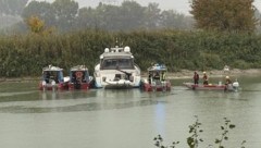 Feuerwehren im Einsatz: Das Schiff wurde noch auf der Donau provisorisch abgedichtet, ausgepumpt ...