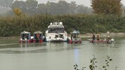Feuerwehren im Einsatz: Das Schiff wurde noch auf der Donau provisorisch abgedichtet, ausgepumpt ...