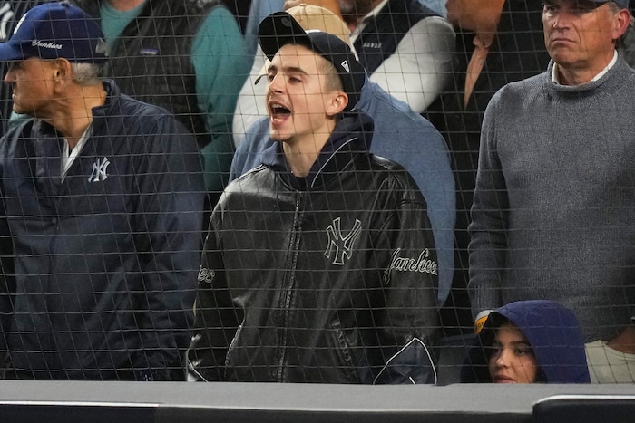 Chalamet zeigte sich im Stadion mit und ohne Baseballkappe.