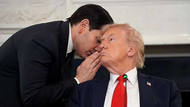Erfährt hier US-Präsident Donald Trump von Außenminister Marco Rubio die wichtigste Nachricht ...