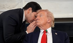 Erfährt hier US-Präsident Donald Trump von Außenminister Marco Rubio die wichtigste Nachricht ...