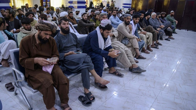 Bewohner der Städte Kabul und Mazar-i-Sharif berichteten der Deutschen Presse-Agentur von ...