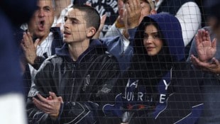 Das prominente Paar wurde beim American League Division Series Game im Yankee Stadium gesichtet ...