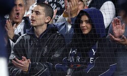 Das prominente Paar wurde beim American League Division Series Game im Yankee Stadium gesichtet ...