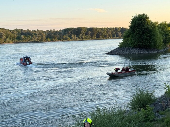Zwei Rettungsboote der Feuerwehr bei der Alarm-Ausfahrt zur Unfallstelle