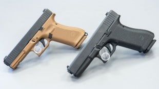 Im Bild v.l.n.r.: Eine Pistole Glock G17 und eine Pistole Glock P80