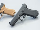 Im Bild v.l.n.r.: Eine Pistole Glock G17 und eine Pistole Glock P80
