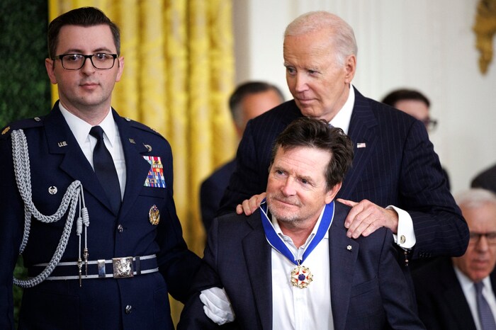 Michael J. Fox wurde am 4. Jänner 2025 in Washington vom damaligen US-Präsident Joe Biden im ...