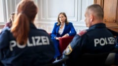 Ministerin Plakolm informierte sich bei österreichischen Grenzbeamten in Belgrad über die Lage ...