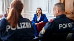 Ministerin Plakolm informierte sich bei österreichischen Grenzbeamten in Belgrad über die Lage ...