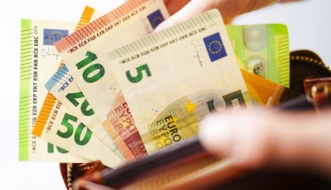 Das gesamte Bargeld, das die Frauen zur Verfügung hatten, übergaben sie.