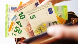 Das gesamte Bargeld, das die Frauen zur Verfügung hatten, übergaben sie.