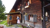 Wirtin Johanna Putz begrüßt auch im Oktober noch Gäste.