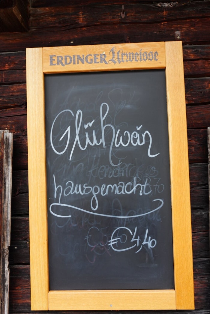 Für den Fall der Fälle – auf der Aldranser Alm wird bereits Glühwein kredenzt.