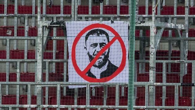 Die Austria Fans sind total gegen Boss Karajica.